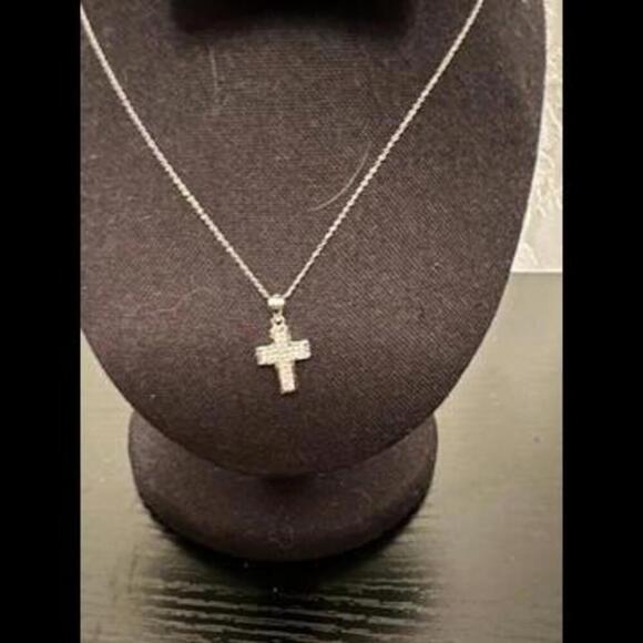 Timeless Elegance Silver Cross Pendant Necklace - Picture 3 of 4